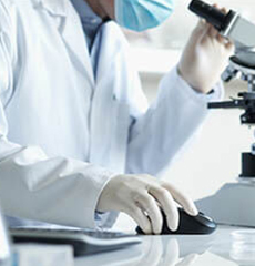 Bioquímica del Laboratorio D'Agostino-Bruno trabajando con el microscopio